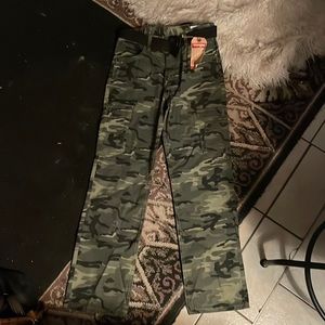 Women’s camo cargo pants size 16 brand new never worth with tag